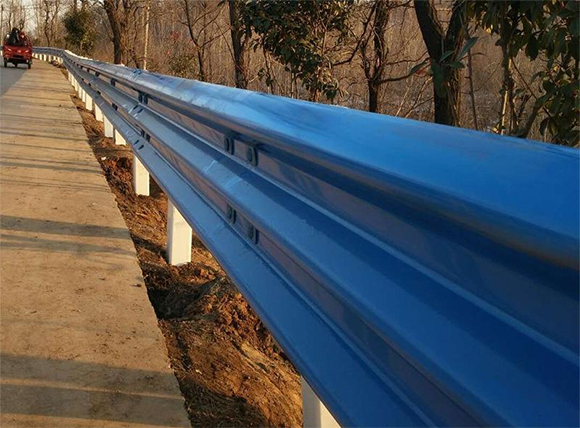 漳州公路波形护栏板的优点
